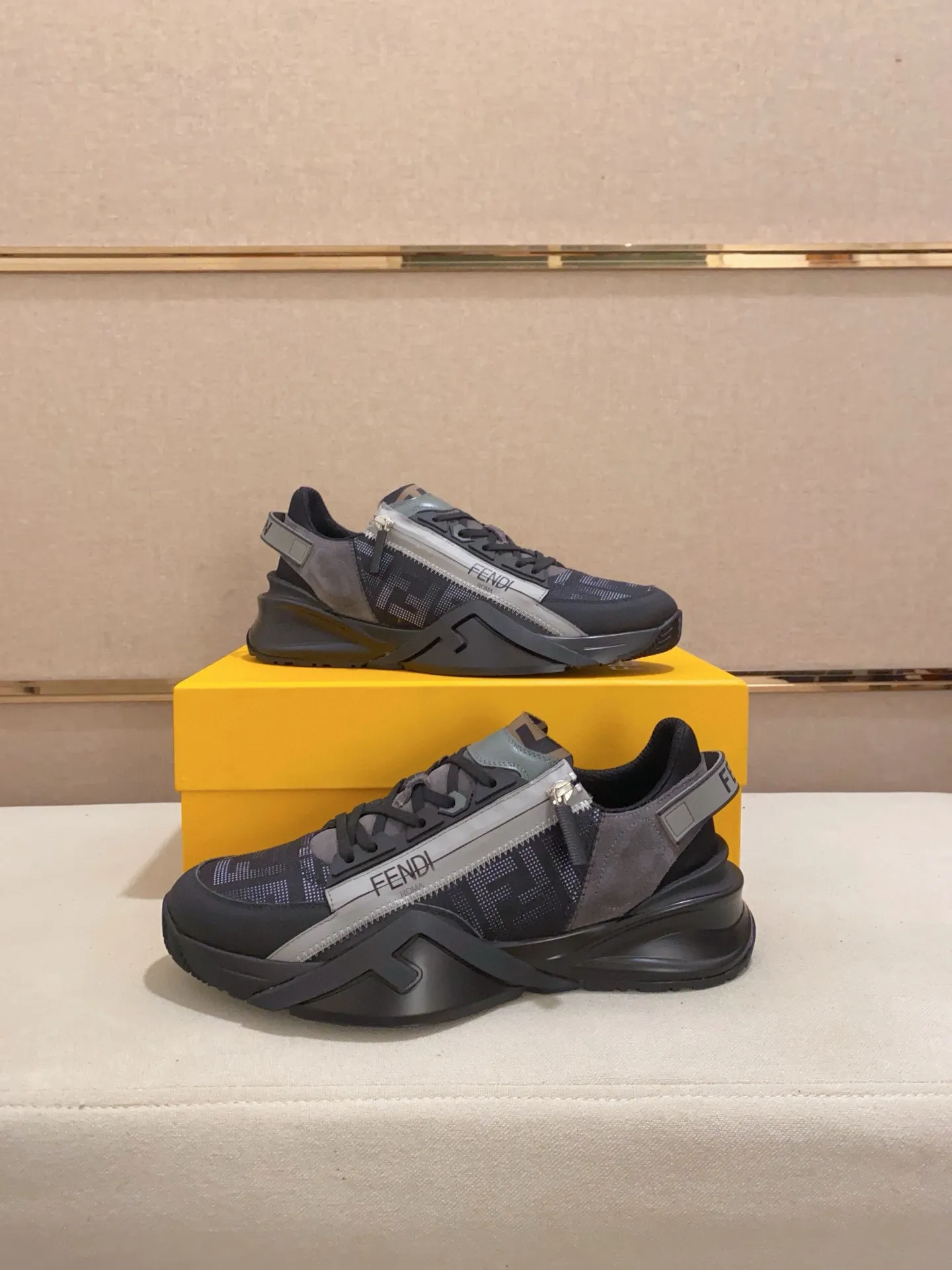 Men's shoes💰: 540💰(Higher version) [Fendi] Fendi's latest casual shoes for men! Available at counters simultaneously! A one-to-one replica of the original. Made entirely of imported top-grain calfskin, the interior is made of top-grain water-dyed cowhide, and the original factory-supplied rubber outsole. Leading new fashion concepts. Matching code: 38-44. 45 can be customized and non-returnable!